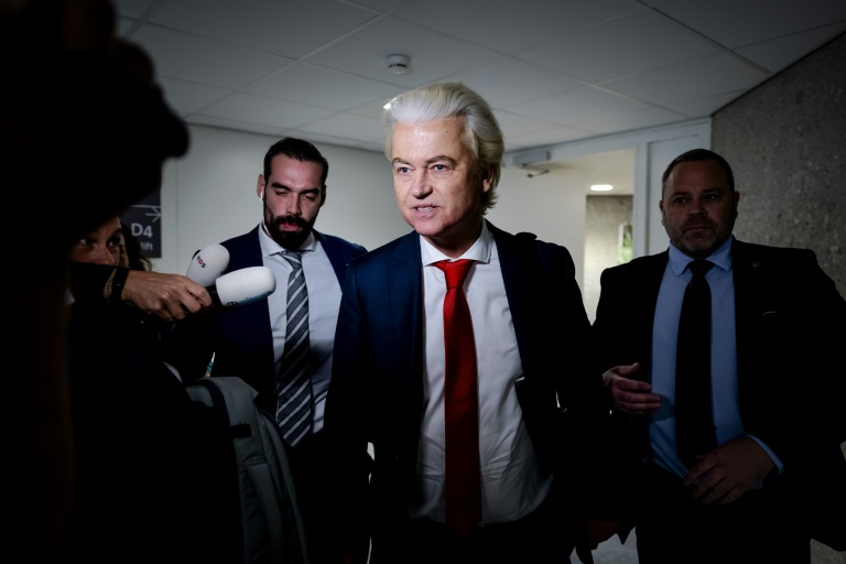 Le leader du parti néerlandais d’extrême droite PVV, Geert Wilders (au centre), s’adresse aux médias à son arrivée à la chambre basse à La Haye, le 3 juin 2025