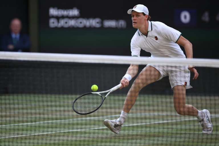 Le N.1 mondial, l'Italien Jannik Sinner, en demi-finale de Wimbledon contre le Serbe Novak Djokovic, le 10 juillet 2026 à Londres
