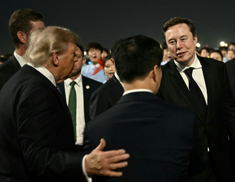 Le président américain Donald Trump (au centre) présente Elon Musk (à droite), PDG de SpaceX, Twitter et du constructeur de voitures électriques Tesla, au vice-président chinois Han Zheng à l'aéroport international de Pékin, le 13 mai 2026