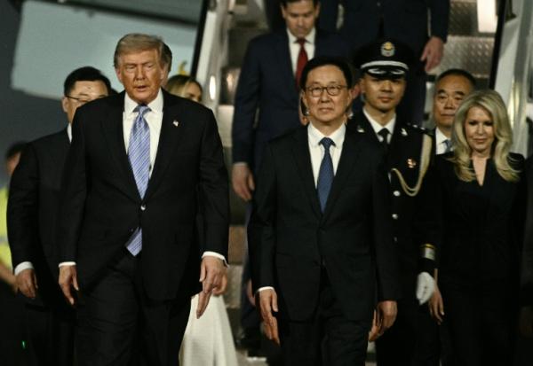 Le président américain Donald Trump descend de l’Air Force One et est accueilli par le vice-président chinois Han Zheng à son arrivée à l’aéroport international de Pékin, le 13 mai 2026