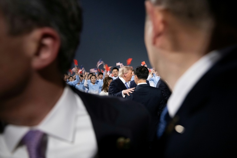 Le président américain Donald Trump est accueilli par le vice-président chinois Han Zheng et d'autres responsables à son arrivée à l’aéroport international de Pékin, le 13 mai 2026