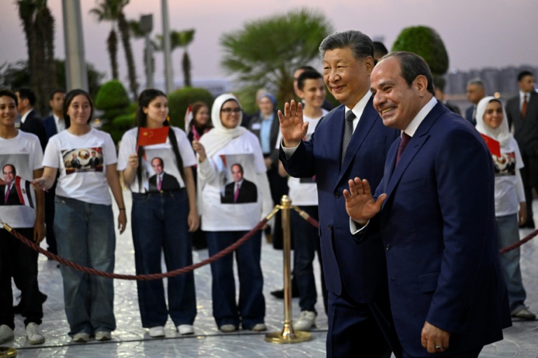Le président chinois Xi Jinping (à gauche) et son homologue égyptien Abdel Fattah al-Sissi à l'aéroport international du Caire, le 1er septembre 2026