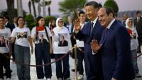 Le président chinois Xi Jinping (à gauche) et son homologue égyptien Abdel Fattah al-Sissi à l'aéroport international du Caire, le 1er septembre 2026