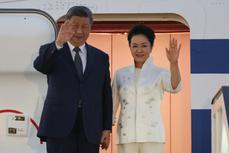 Le président chinois Xi Jinping et son épouse, la Première dame Peng Liyuan, à leur arrivée à l'aéroport international du Caire pour une visite officielle en Égypte, le 1er septembre 2026