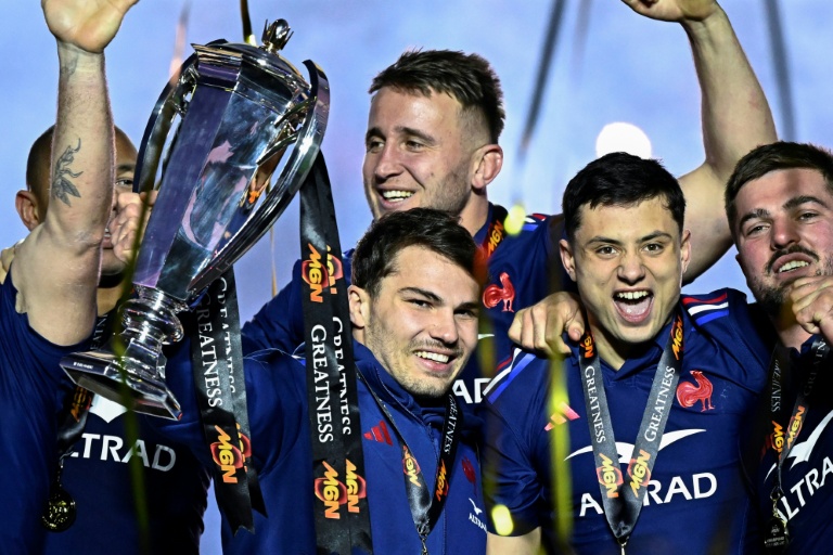 La star des Bleus Antoine Dupont (C) soulève le trophée du Tournoi des six nations à l'issue du match contre l'Ecosse au Stade de France, le 15 mars 2025