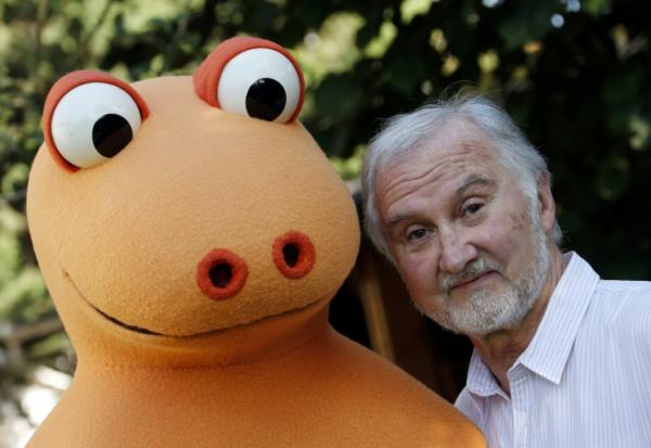 Yves Brunier, cocréateur et interprète  de Casimir, avec le costume du célèbre dinosaure à Saint-Maur-des-Fossés, près de Paris, le 16 septembre 2014