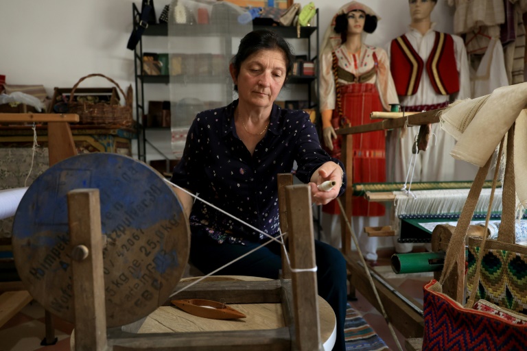 Mimoza Pjetraj travaille sur un métier à tisser avec des fils de soie dans son atelier du village de Dajc, dans la région de Zadrima, le 27 mai 2025 en Albanie