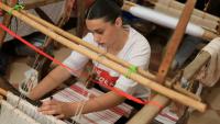 Rozana Gostorani travaille sur un métier à tisser dans un petit atelier à Dajc, dans la région de Zadrima, le 27 mai 2025 en Albanie