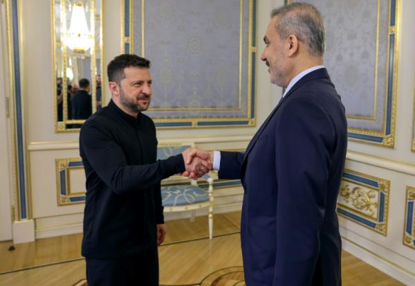 Le président ukrainien Volodymyr Zelensky (G) reçoit le ministre turc des Affaires étrangères Hakan Fidan à Kiev le 30 mai 2025
