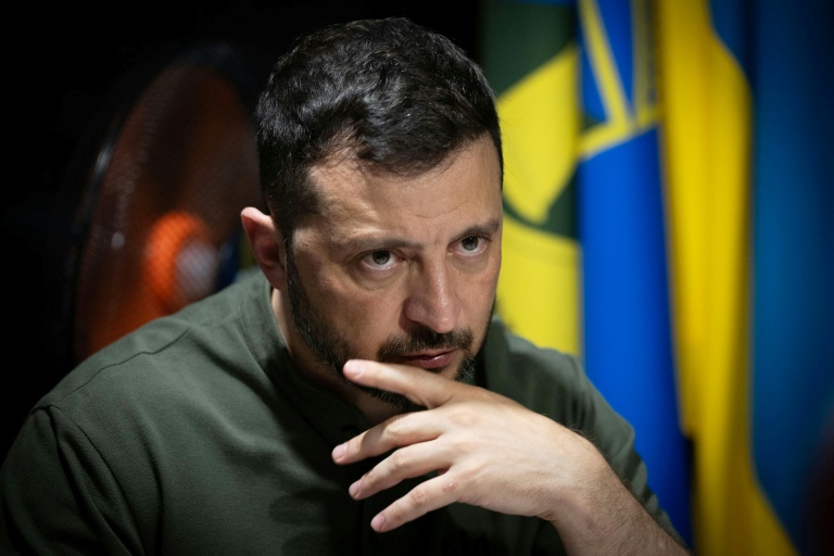 Photographie fournie par le service de presse de la présidence ukrainienne le 4 août 2025, montrant le président Volodymyr Zelensky dans la région de Kharkiv