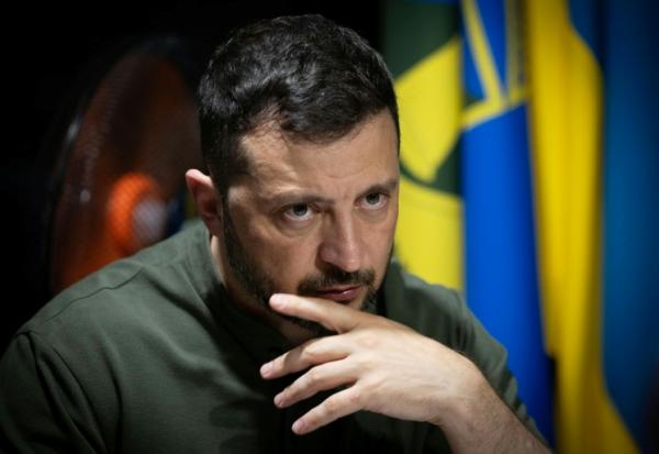 Photographie fournie par le service de presse de la présidence ukrainienne le 4 août 2025, montrant le président Volodymyr Zelensky dans la région de Kharkiv