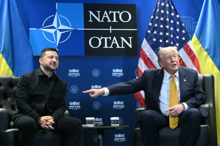 Le président ukrainien Volodymyr Zelensky (g.) rencontre le président américain Donald Trump en marge du sommet de l'Otan au complexe présidentiel de Bestepe, à Ankara, le 8 juillet 2026