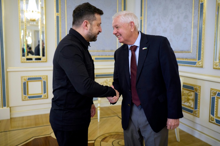 Photo publiée par le service de presse de la présidence ukrainienne, le 10 juillet 2026, montrant le président ukrainien Volodymyr Zelensky (g) et le sénateur américain Lindsey Graham lors d'une rencontre à Kiev, en Ukraine