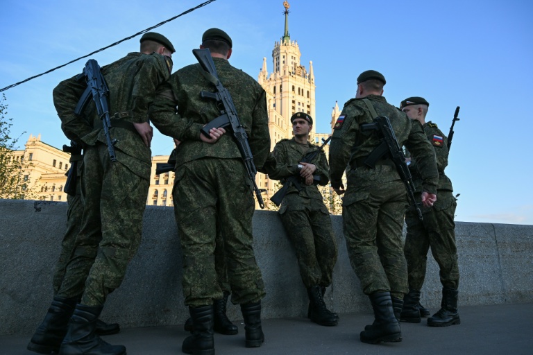 Des militaires russes attendent le début des répétitions du défilé militairedu 9 mai, sur la place Rouge à Moscou, le 4 mai 2026