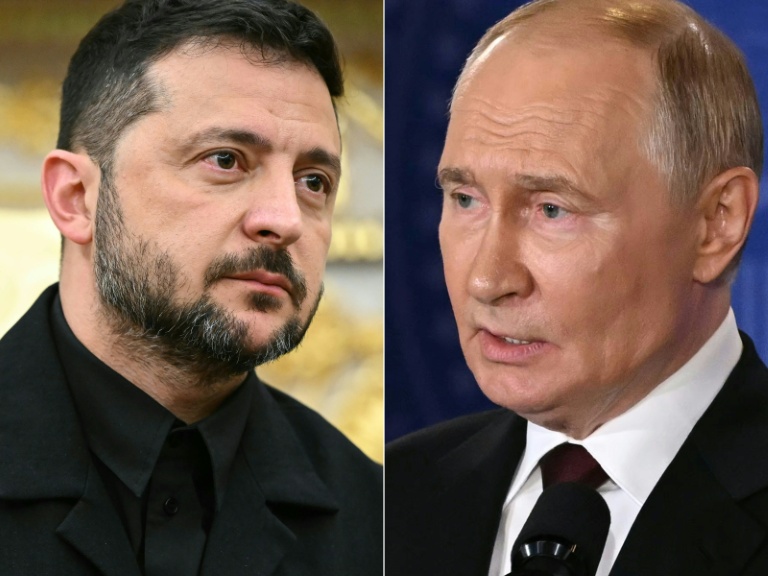 Volodymyr Zelensky (g) à Washington, le 18 août 2025, et Vladimir Poutin à Anchorage, en Alsaka, le 15 août 2025