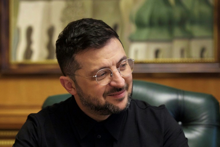 Le président ukrainien Volodymyr Zelensky écoutant un appel téléphonique avec le président américain Donald Trump alors qu'il est assis dans son bureau à Kiev le 11 octobre 2025 - 