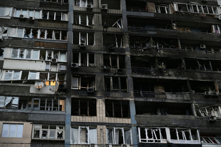 Un immeuble touché par une attaque de drones russes dans la capitale ukrainienne Kiev, le 10 octobre 2025