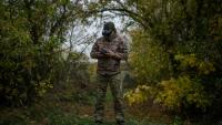 Un pilote de drone ukrainien à l'entraînement, dans l'est de l'Ukraine, le 9 octobre 2025