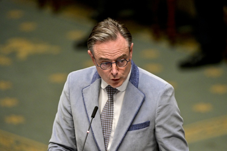 Le Premier ministre belge Bart De Wever s'exprime lors d'une séance plénière de la Chambre au Parlement fédéral belge, à Bruxelles, le 9 octobre 2025