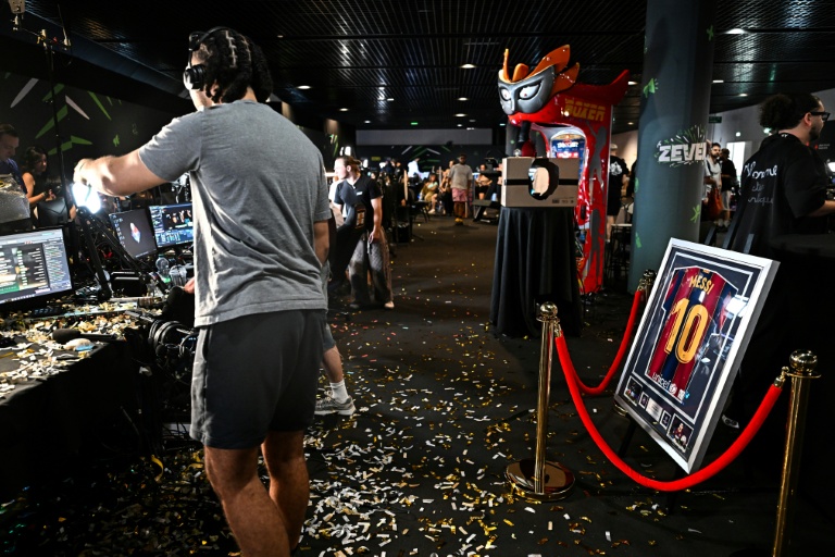 Un maillot de Lionel Messi est présenté comme lot à gagner lors du ZEvent, un événement caritatif de collecte de fonds organisé sur trois jours de diffusion en direct, à Montpellier, le 5 septembre 2026