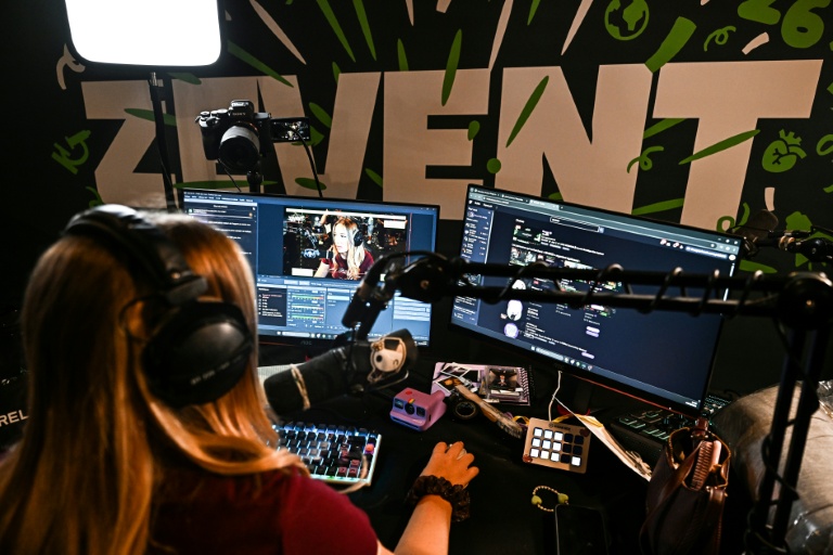 Une streameuse participe au ZEvent, un événement caritatif de collecte de fonds organisé sur trois jours de diffusion en direct, à Montpellier, le 5 septembre 2026