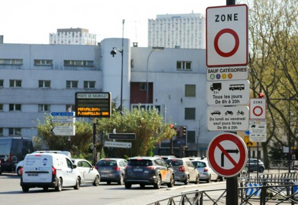 Un panneau de signalisation de zone à faibles émissions (ZFE), le 5 avril 2025 à Paris