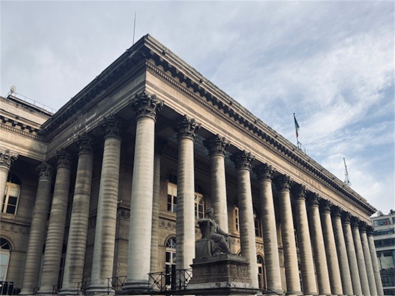 Clôture Paris : le CAC 40 se stabilise proche des 8.100 pts, Trigano s'envole