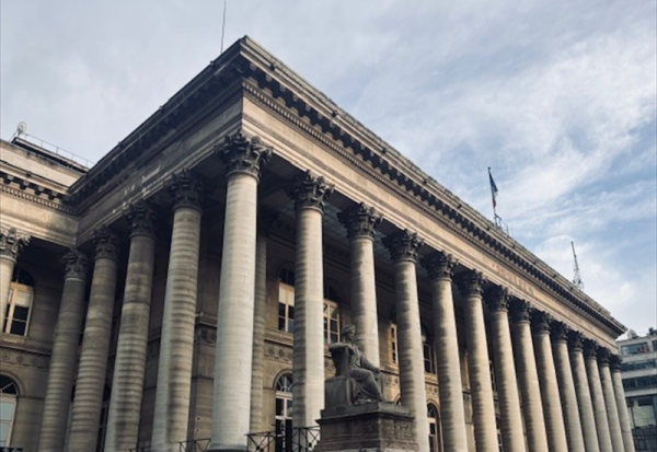 Clôture Paris : le CAC 40 se stabilise proche des 8.100 pts, Trigano s'envole