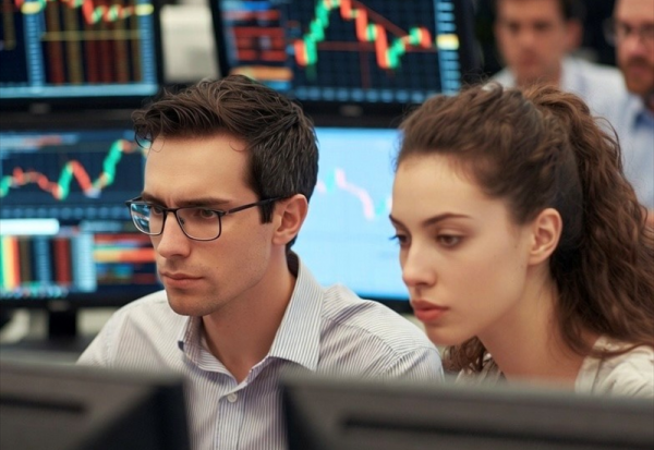 Mi-séance Paris : après plus de 5% de baisse depuis lundi, le CAC 40 prend le chemin du rebond