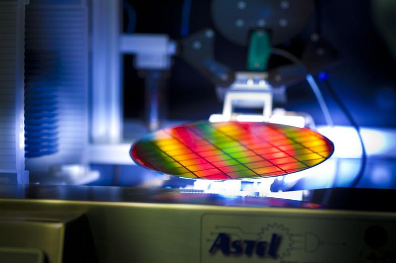 Semi-conducteurs : STMicro, Soitec, X-Fab bondissent