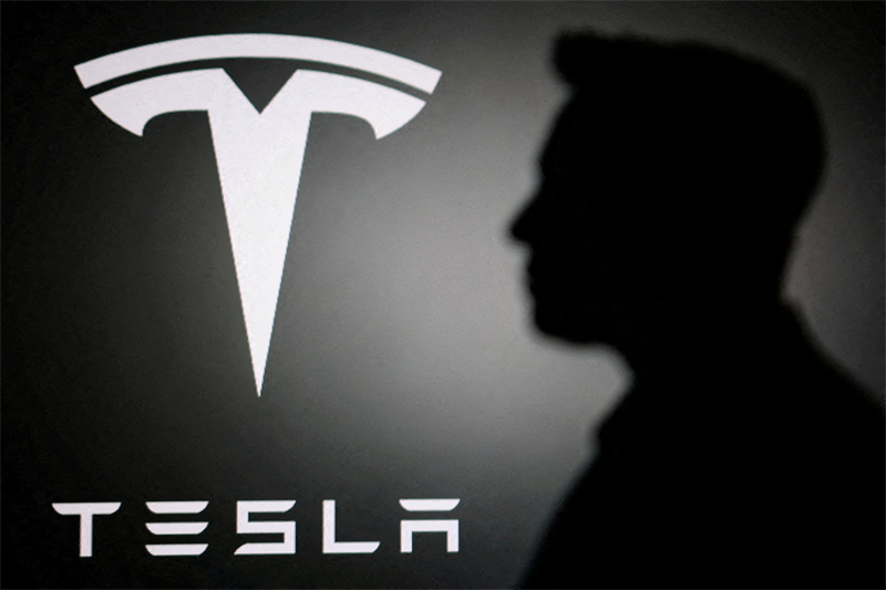 Tesla dépasse les anticipations de profits à Wall Street