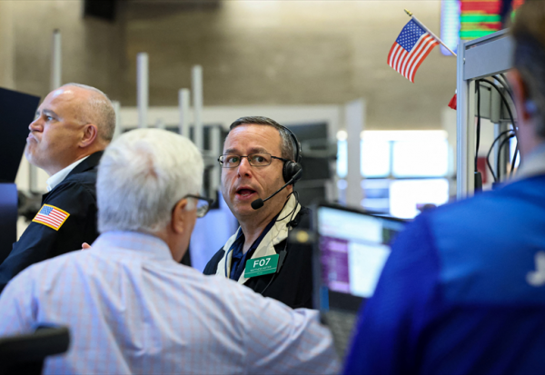 Wall Street au faîte de sa gloire, en attendant la baisse des taux