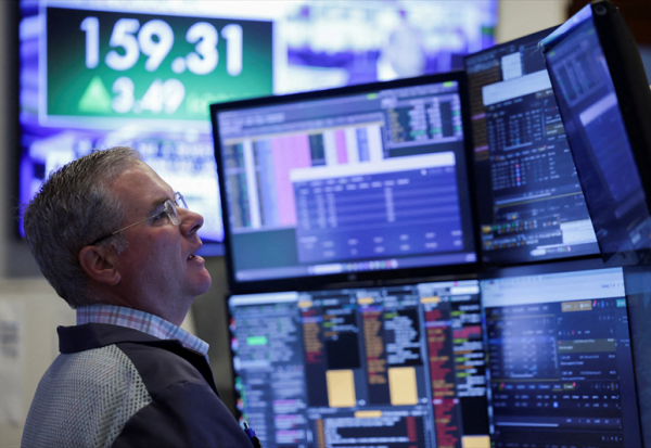 Wall Street consolide légèrement après les records