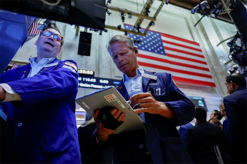 Wall Street se retourne à la hausse, alors que le pétrole retombe