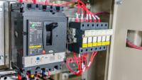 Schneider Electric rationalise sa production en France et investit 150 millions d'euros