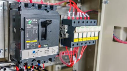Schneider Electric recule après le rachat de Cognite malgré le soutien des analystes