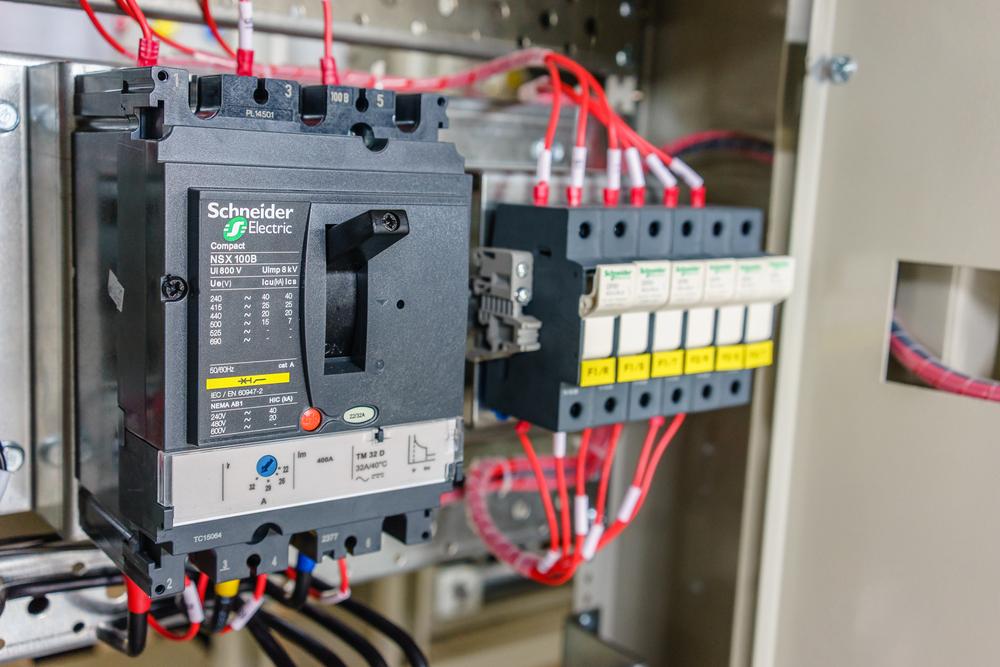 Schneider Electric relève ses objectifs après un premier semestre record